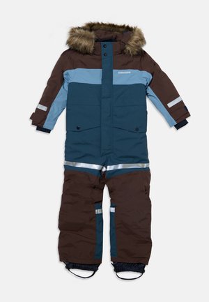 Combinaison de neige d'hiver pour enfant une pièce, marron et bleu, avec capuche doublée de fourrure, bandes réfléchissantes et logo Didriksons sur la poitrine.