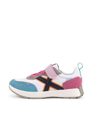 Baskets de sport avec une tige en tissu blanc, des accents roses, un embout bleu, des détails orange, des surpiqûres grises et une fermeture à bride Velcro.