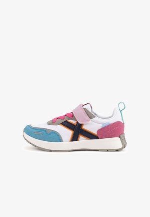 Baskets de sport avec une tige en tissu blanc, des accents roses, un embout bleu, des détails orange, des surpiqûres grises et une fermeture à bride Velcro.