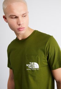 The North Face BERKELEY CALIFORNIA POCKET TEE - Marškinėliai su spaudiniu - forest olive