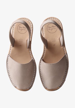 Paire de sandales en cuir beige à enfiler avec talons ouverts et détails de coutures, taille 37, étiquetée Toni Pons Origens.