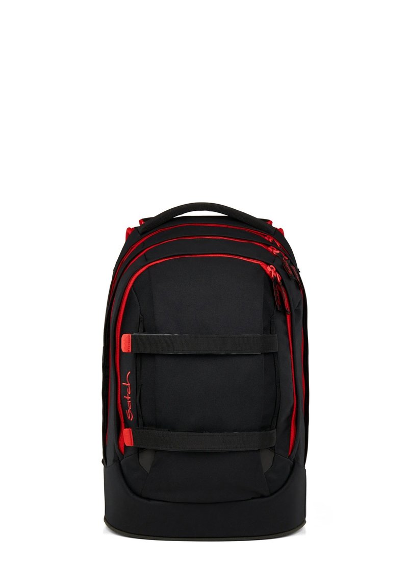 Schwarzer Rucksack mit roten Akzenten, mehreren Reißverschlusstaschen, gepolsterten Schultergurten und einer strapazierfähigen Stoffstruktur. Verfügt über verstellbare Riemen.