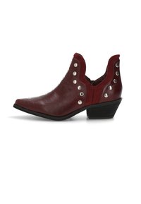 Bota de tobillo burdeos con punta afilada, materiales de tela y cuero sintético, detalles de tachuelas plateadas y un tacón bajo y angulado.