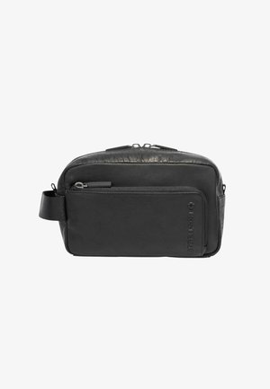 Czarna skórzana torba z teksturowanym przodem, gładkim tyłem, zamykanymi kieszeniami oraz materiałowym paskiem z boku do noszenia.