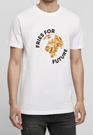 Persona con camiseta blanca que tiene un globo hecho de papas fritas y el texto "Papas Fritas para el Futuro" en el frente, combinado con jeans negros.