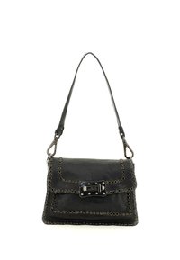 Borsa a mano in pelle nera con dettagli borchiati, forma rettangolare e chiusura con fibbia metallica. Include una tracolla removibile.