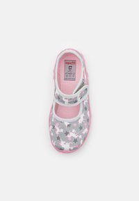 Sapato Mary Jane cinza e rosa para criança com padrões de unicórnios e estrelas, apresentando uma fita de Velcro e forro interior rosa.