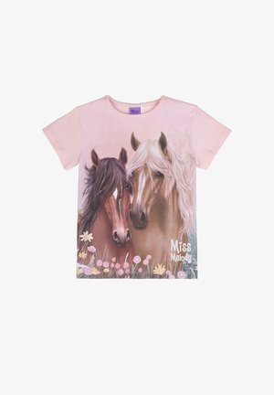 Camicetta rosa a maniche corte con due cavalli, uno marrone e uno beige con criniera bianca, sopra fiori colorati e la scritta "Miss Melody".