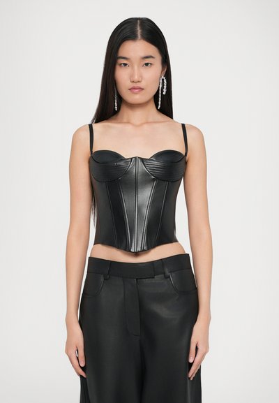 Haut en corset en cuir noir avec un design structuré, décolleté en cœur et bretelles spaghetti ; comporte des détails de coutures et une silhouette ajustée.