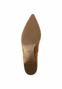 Tan suède pump met een spitse neus, voorzien van een gladde lederen zool en subtiele branding op de binnenzool. Getextureerde buitenzool voor grip.
