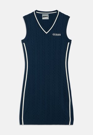 Vestito senza maniche blu navy con scollo a V, caratterizzato da una texture a maglia lavorata a trecce, strisce laterali bianche e logo "GUESS" ricamato sul petto.