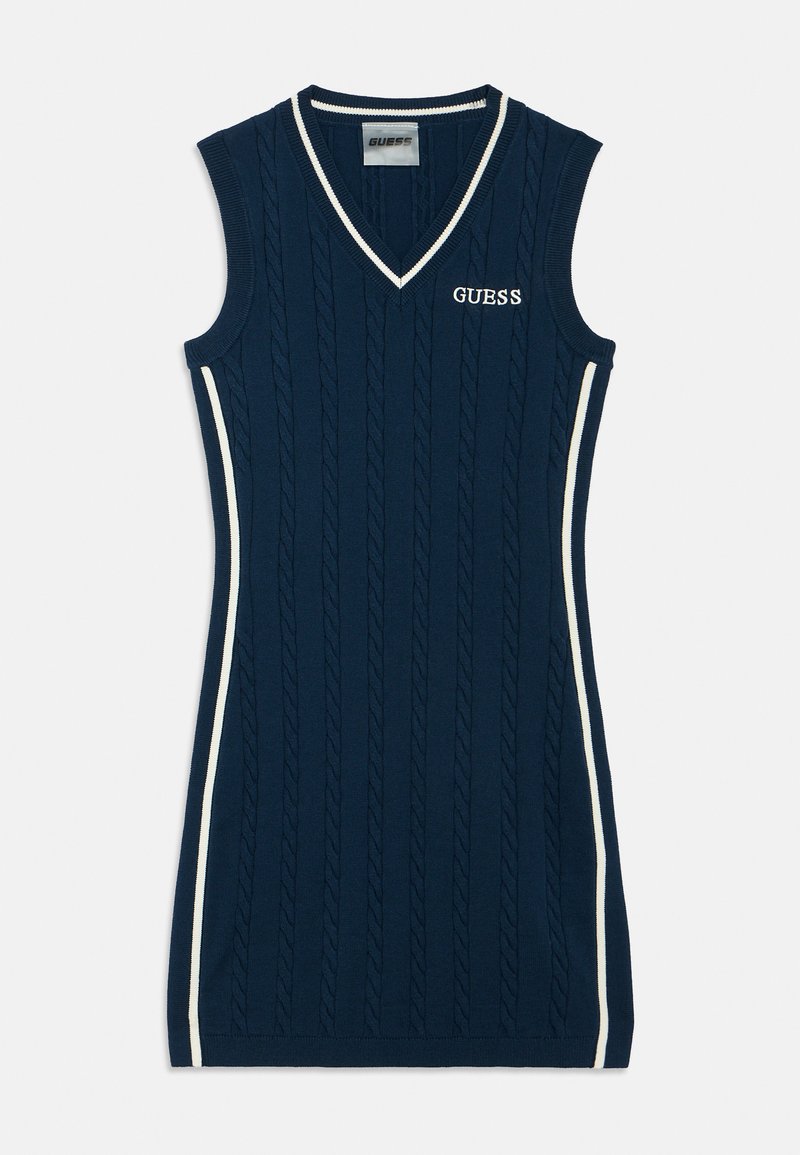 Robe sans manches bleu marine avec un col en V, présentant une texture tricotée en câble, des bandes latérales blanches et un logo "GUESS" brodé sur la poitrine.