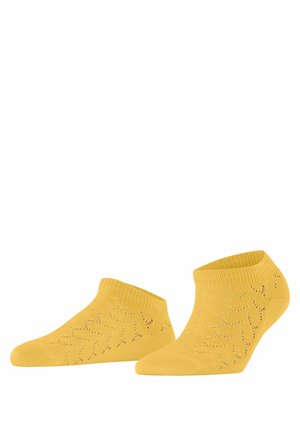 Gele enkelsokken met een bladachtig breipatroon, geribbelde boorden en een gladde teenpartij, naast elkaar getoond op een witte achtergrond.