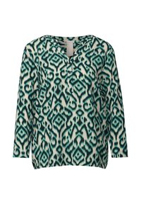 Blouse à manches longues avec un motif ikat vert et crème, décolleté en V, détail de boutons et coupe décontractée. Tissu lisse avec une texture douce.