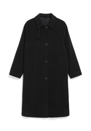 Zwarte lange wollen jas met kraag, vier knopen aan de voorkant, twee zijzakken en een knoopsluiting voor de nek op een witte achtergrond.