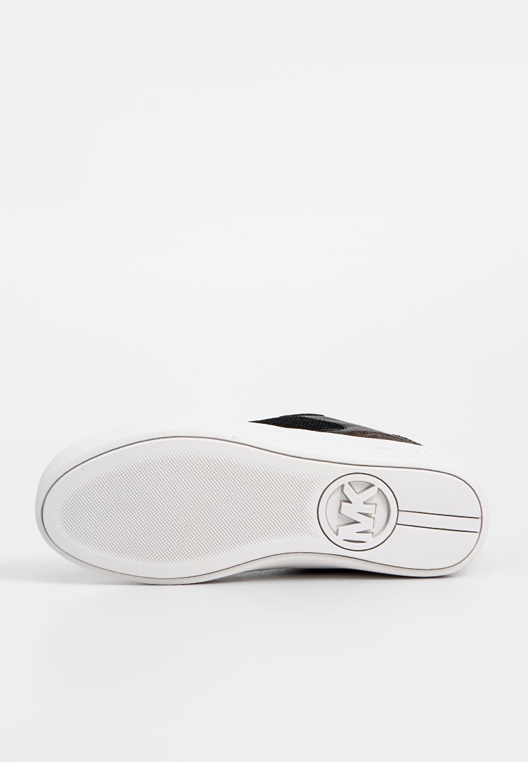 Sneakers neri con upper testurizzato e suola in gomma bianca. Presentano un logo circolare sulla suola e un design minimalista.