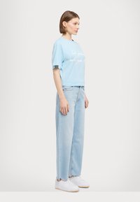 MAX&Co. BOXYCLAIM - Μπλουζάκι με στάμπα - light blue