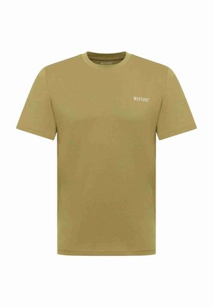 Olivgrünes T-Shirt mit kurzen Ärmeln und rundem Halsausschnitt, mit kleinem weißem "MUSTANG"-Logo auf der linken Brust.
