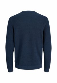 Pull en maille bleu marine à manches longues avec col rond, vu de dos sur fond blanc.