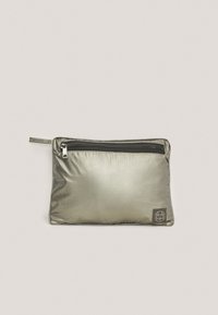 Kleine metallische silberne rechteckige Tasche mit schwarzem Reißverschluss und seitlicher Zuglasche, mit einem kleinen gestickten Logo-Patch in der unteren Ecke.