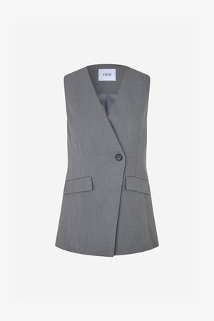 Γκρι προσαρμοσμένο γιλέκο με βαθύ V-λαιμόκοψη, κλείσιμο με ένα κουμπί και δύο μπροστινές τσέπες. Υφή υφάσματος με λεία φόδρα.