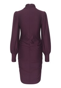 Fialové šaty z hladké látky, s vysokým límcem, nafouklými rukávy a na zádech shrnutým detailem pro přiléhavý střih.