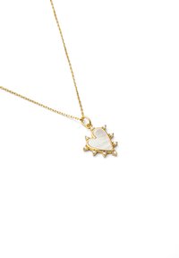 Collier en or avec un pendentif en forme de cœur, doté d'un centre semblable à une perle et de six accents pointus, agrémenté de petits cristaux transparents.
