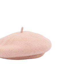 Rosa Wollberet mit runder Form, weicher Textur und einer kleinen Schlaufe oben; mit einem goldenen Akzentlogo an der Seite.