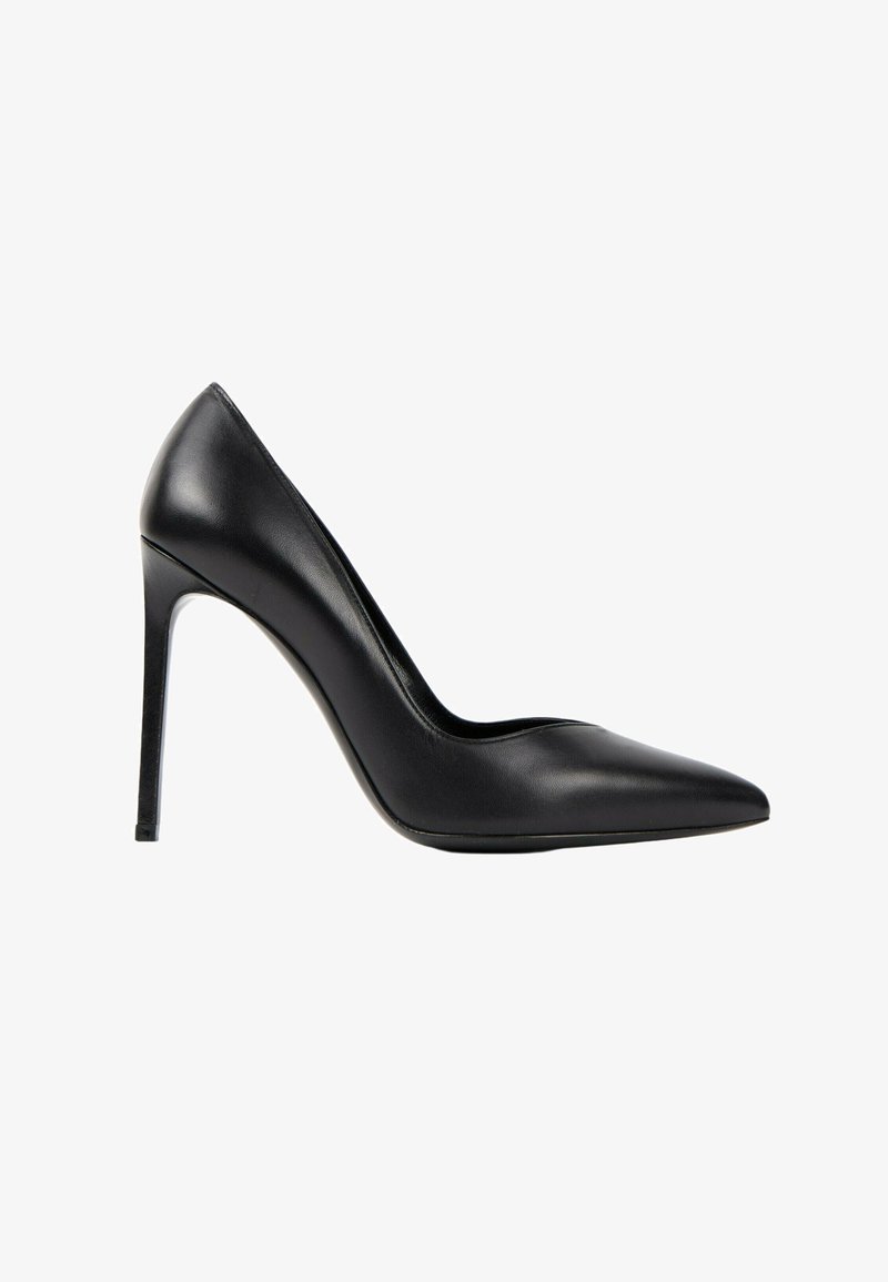 Chaussure stiletto à talon haut en cuir noir à bout pointu avec un talon fin et haut, vue de côté sur fond blanc.