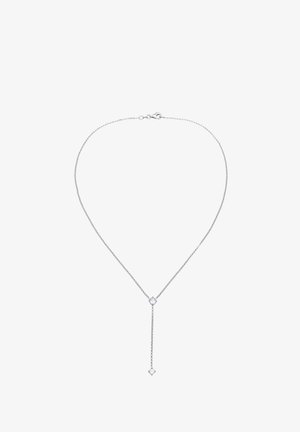 Sølv kæde med to geometriske vedhæng - et hjerteformet og et diamanformet - hængende fra en central dråbe.