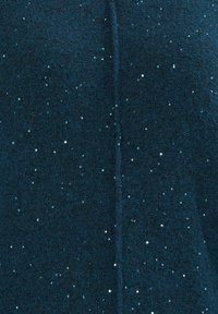 Tefarbiger Stoff mit strukturierter Oberfläche, geschmückt mit verstreuten Pailletten, die einen schimmernden Effekt erzeugen. Eignet sich für Abendkleidung oder besondere Anlässe.