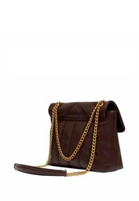 Borsa a mano in pelle marrone dalla forma strutturata, con patta a risvolto, tracolle a catena color oro e dettagli di cuciture verticali.