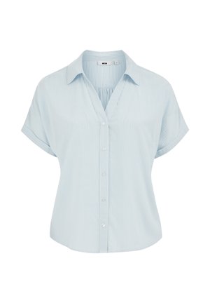 Helehall sinine lühikeste varrukatega nööpidega särk, millel on õhukesed vertikaalsed valged triibud ja terava kraega.