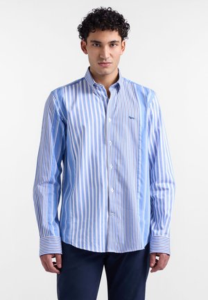 Hellblau-weiß gestreiftes Langarmhemd mit Knopfkragen, kontrastierenden gestreiften Manschetten und einem kleinen Logo auf der Brust.