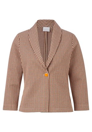 Blazer à carreaux marron et beige pour femme avec un seul bouton orange et des manches trois-quarts.