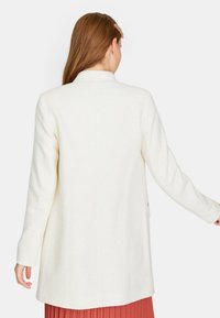 Stradivarius Abrigo corto - white