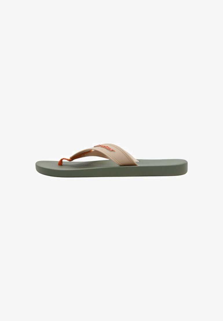 Chancla con suela verde, tira beige y acento naranja. La tira presenta un logo de la marca y tiene una textura suave.
