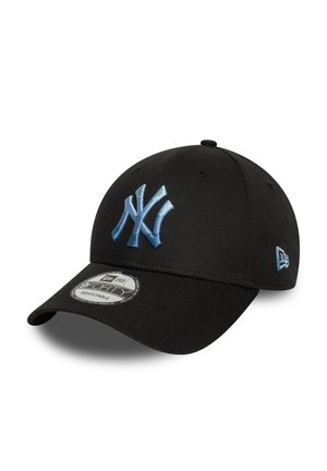 Schwarze Baseballmütze aus Stoff, mit einem blauen gestickten NY-Logo auf der Vorderseite und einem gebogenen Schirm. Verstellbare Größe mit flachem Rücken.