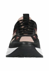 Zwarte en roze sneaker met een bovenwerk van mesh en suede, zwarte veters en een dikke witte zool. Bevat rode accenten en textuurdetails in het ontwerp.