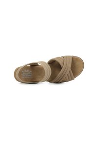 Sandal de color marrón claro con correas cruzadas y plantilla de espuma viscoelástica. Presenta un suave material de ante y bandas elásticas para mayor comodidad.