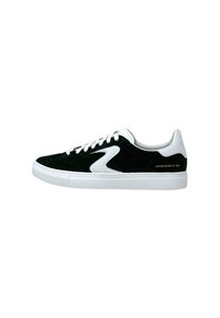 Sneaker in suede nero con suola in gomma bianca, lacci neri e un accento di logo bianco. Presenta la scritta "FONDATO NEL 1992" in oro sul tallone.