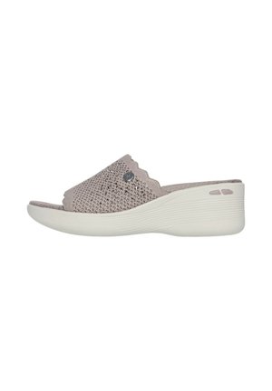 Sandalo slip-on grigio chiaro con punta aperta, tomaia in tessuto strutturato, piccoli borchi decorativi, bordo smerlato e suola a zeppa bianca e spessa.