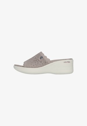 Sandalo slip-on grigio chiaro con punta aperta, tomaia in tessuto strutturato, piccoli borchi decorativi, bordo smerlato e suola a zeppa bianca e spessa.