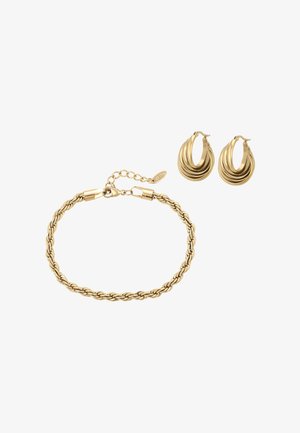 Aranyszínű ékszer szett, amely fonott karkötőt csattal és texturált karika fülbevalókat tartalmaz réteges spirál mintákkal.