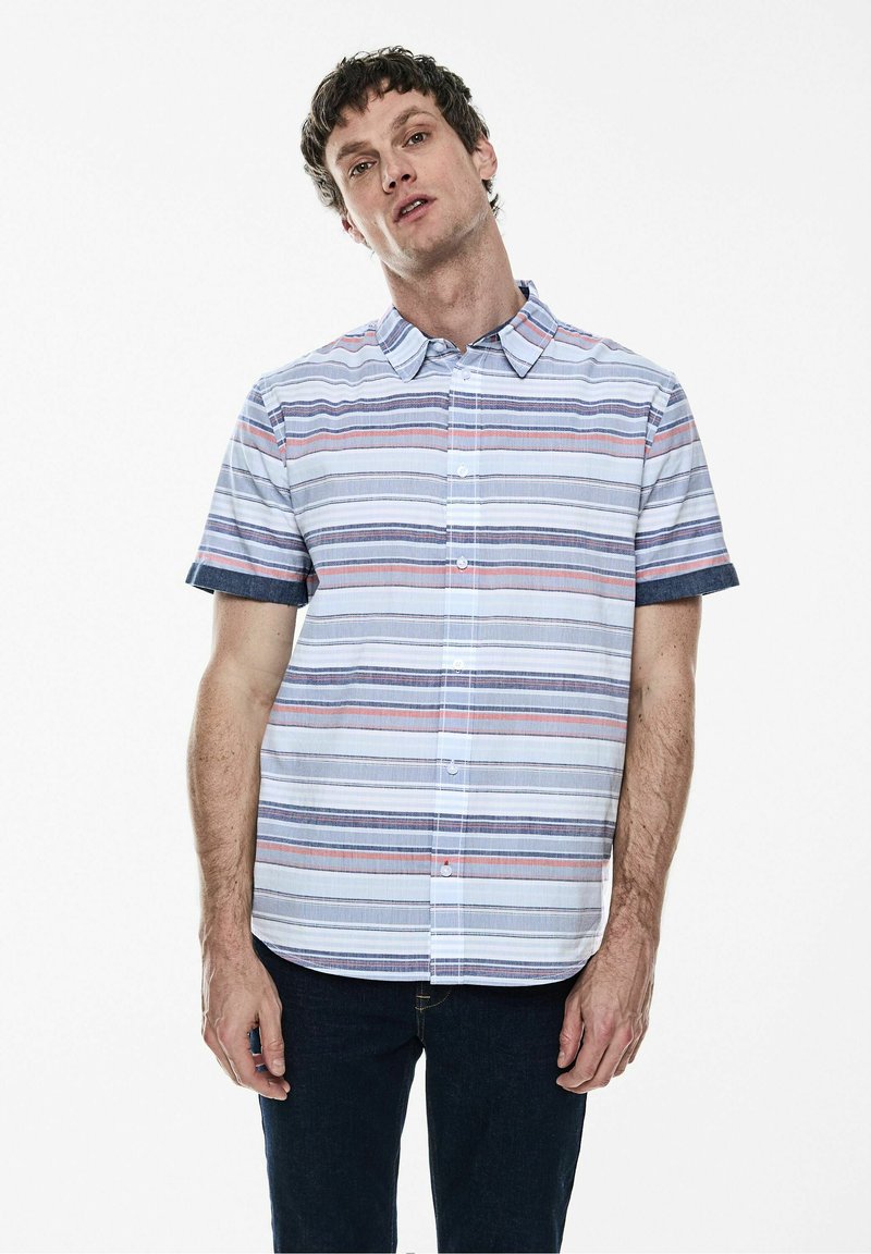Košile s krátkým rukávem na knoflíky s horizontálními pruhy v modré, červené a bílé barvě. Vyrobena z lehkého materiálu s límečkovým designem.