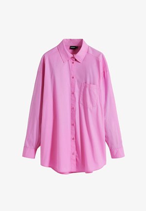 Camisa rosa de gran tamaño y botones con mangas largas, con un cuello puntiagudo y un único bolsillo en el pecho. Textura suave y ajuste casual.