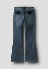 Jean en denim sombre évasé, avec une taille mi-haute, deux poches arrière avec des coutures décoratives, et un ourlet fini.