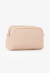 Borsa cosmetica rettangolare color rosa pallido realizzata in materiale liscio, con una cerniera dorata e un design minimalista con angoli arrotondati.