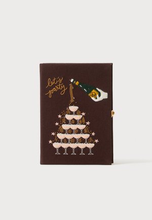 Brun stofclutch med broderi af en champagneflaske, der hælder i stablede glas, og teksten "let's party" i kursiv.