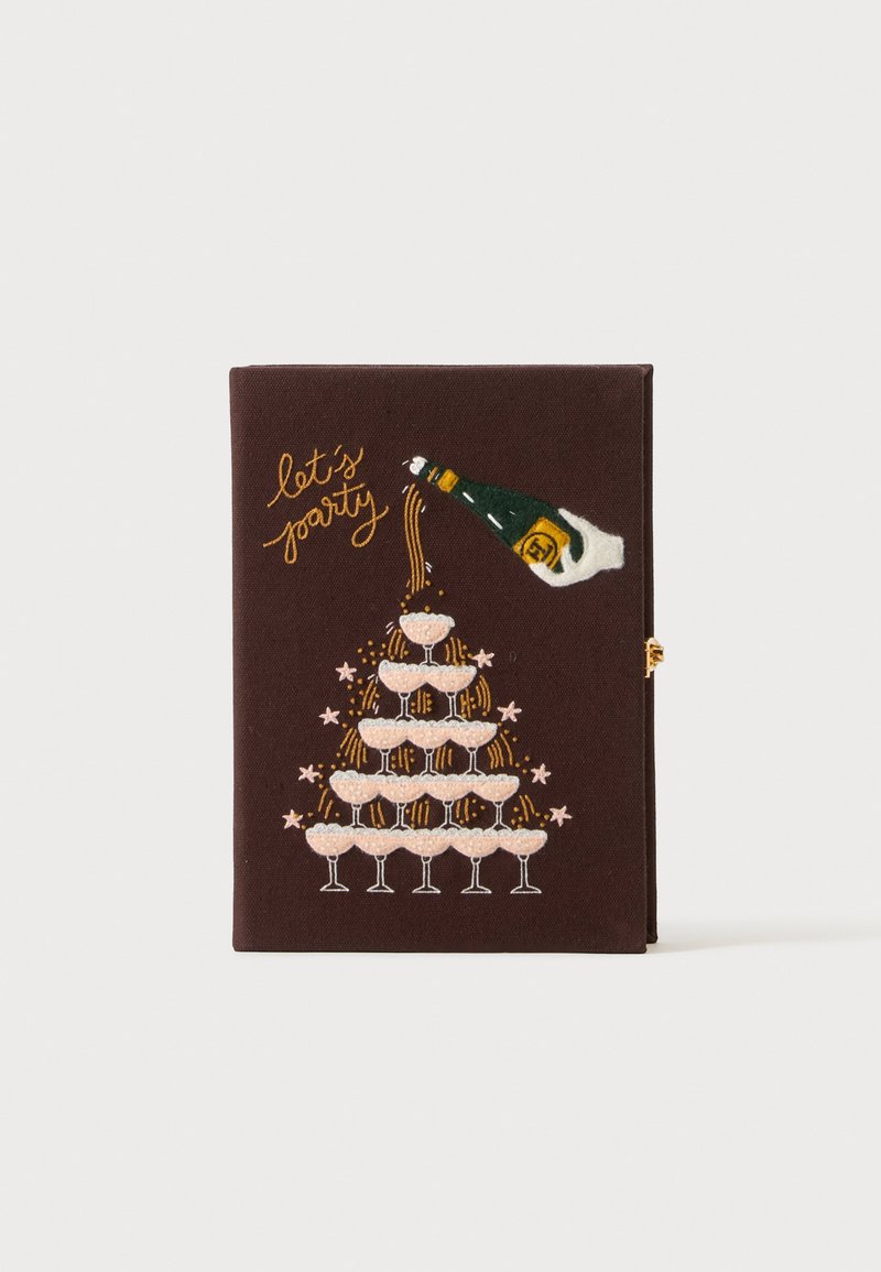 Pochette en tissu marron avec broderie d'une bouteille de champagne versant dans des verres empilés et texte "let's party" en écriture cursive.